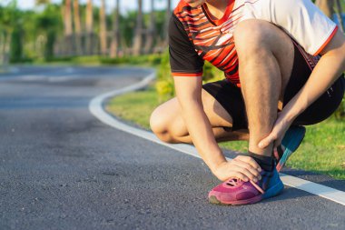 Bileğim burkuldu. Genç adam ayak bileği yaralanmasından muzdarip.