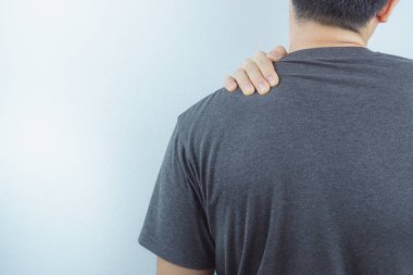 Boynu ve omzu ağrıyan yakın çekim adamı. Sağlık hizmeti...