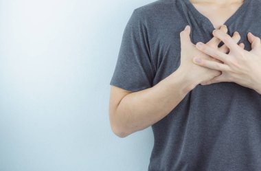 Yakından bir adam kalp krizi ya da göğüs ağrısı geçiriyor. Sağlık hizmetleri ve...