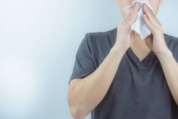 Nahaufnahme Mann pustet Nase in Gewebe, Mann hat eine laufende Nase. Heilung — Stockfoto