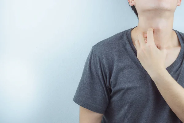 Fechar o homem coçar o pescoço com comichão alergia erupção cutânea à mão — Fotografia de Stock