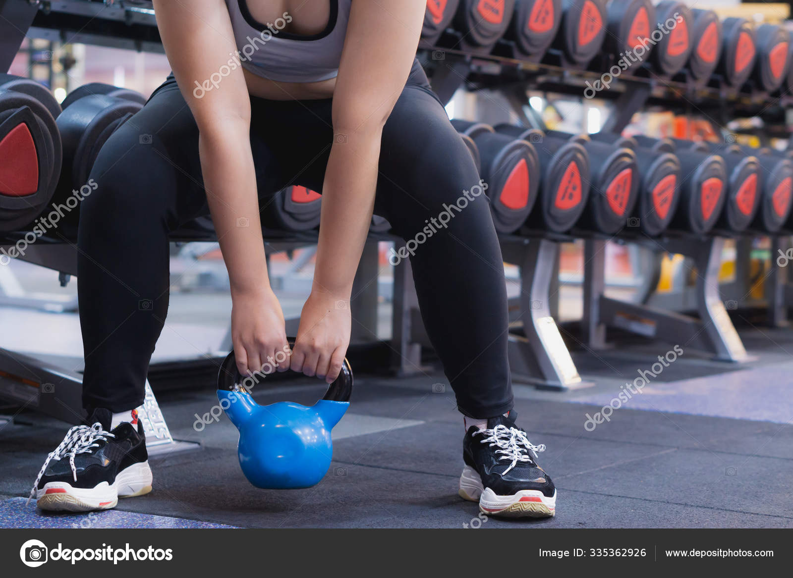 AGACHAMENTO SUMO COM KETTLEBELL - KETTLEBELL SUMO SQUAT 