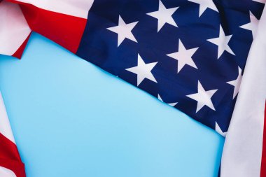 Mavi arka planda Amerikan bayrağı. Usa Anma Günü için Memo.