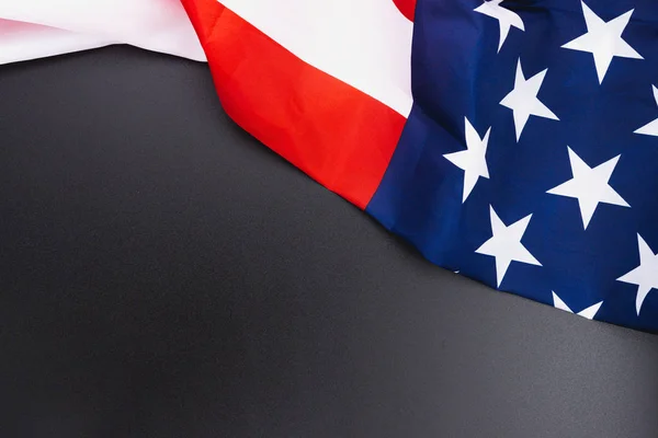 Bandera estadounidense sobre fondo negro. Para el Día de los Estados Unidos, Mem —  Fotos de Stock