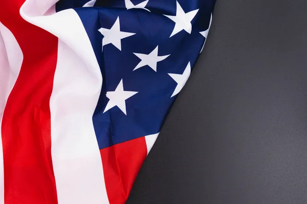 Amerikansk flagg på svart bakgrunn. På minnedagen i USA, Mem – stockfoto