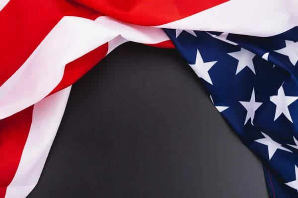 Bandera estadounidense sobre fondo negro. Para el Día de los Estados Unidos, Mem —  Fotos de Stock