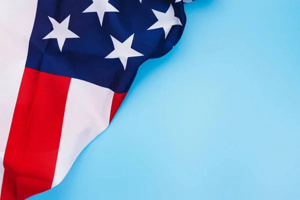 Bandera estadounidense sobre fondo azul. Día conmemorativo de Estados Unidos, Memo —  Fotos de Stock