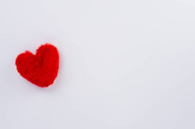 Kırmızı kalp beyaz arkaplanda şekilleniyor. Tebrik kartları, 