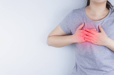 Yakın plan kadın kalp krizi ya da kırmızı noktalı göğüs ağrısı geçiriyor. Merhaba.