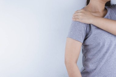 Yakın plan kadın boyun ve omuz ağrısı çekiyor. Sağlık hizmetleri
