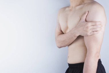 Omuz ağrısı çeken yakın çekim adamı. Sağlık ve Sıhhiye