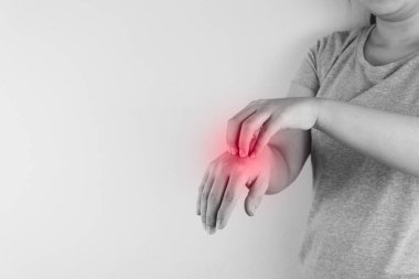 Siyah-beyaz kadın, kaşındıran elini elinle kaşıyordu.