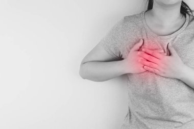 Siyah-beyaz kadın kalp krizi ya da göğüs ağrısı geçiriyor. 