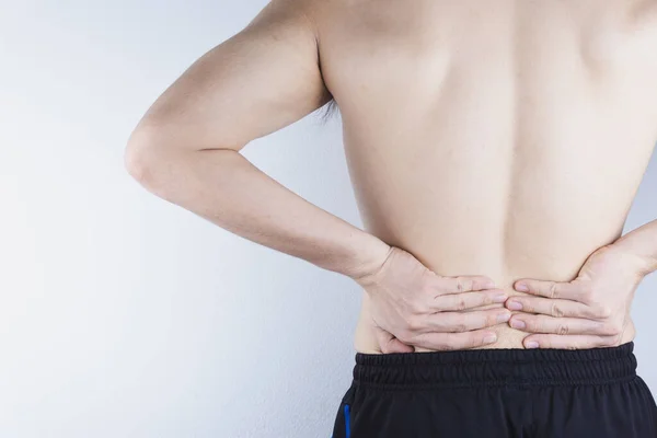 Hombre de cerca que sufre de dolor de espalda baja. Asistencia sanitaria y medicina — Foto de Stock