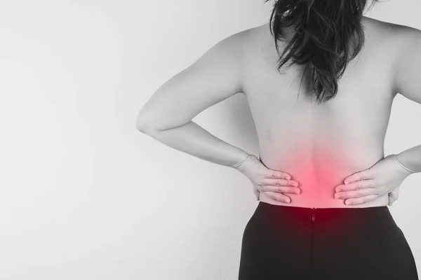 Mujer de primer plano en blanco y negro que sufre de dolor de espalda inferior ingenio — Foto de Stock