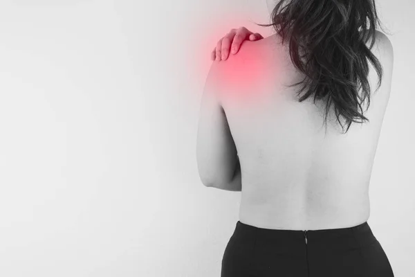 목 과 어깨에 통증을 느끼는 흑백 클로저 여성 P — 스톡 사진