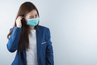 Coronavirus 'a karşı koruma maskesi takan iş kadını, başbakan 2.5 ve soğuk. Coronavirus ve Hava Kirliliği Öğleden Sonra 2.5 kavramı.