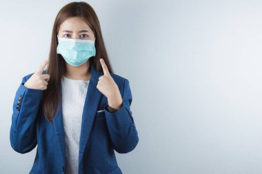 Coronavirus 'a karşı koruma maskesi takan iş kadını, başbakan 2.5 yaşında ve soğuk, ve maskesinde parmak izi var..