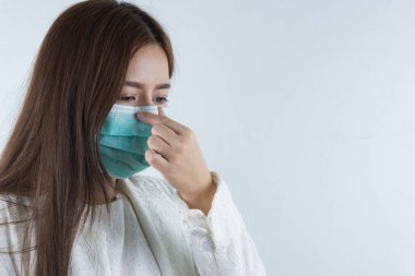 Coronavirus 'a karşı koruma maskesi takan iş kadını, başbakan 2.5 ve soğuk. Coronavirus ve Hava Kirliliği Öğleden Sonra 2.5 kavramı.