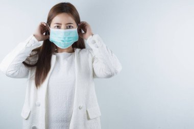 Coronavirus 'a karşı koruma maskesi takan iş kadını, başbakan 2.5 ve soğuk. Coronavirus ve Hava Kirliliği Öğleden Sonra 2.5 kavramı.