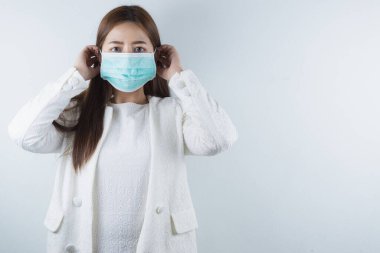 Coronavirus 'a karşı koruma maskesi takan iş kadını, başbakan 2.5 ve soğuk. Coronavirus ve Hava Kirliliği Öğleden Sonra 2.5 kavramı.