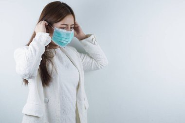 Coronavirus 'a karşı koruma maskesi takan iş kadını, başbakan 2.5 ve soğuk. Coronavirus ve Hava Kirliliği Öğleden Sonra 2.5 kavramı.