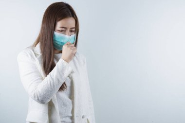 Coronavirus ve PM 2.5 'u korumak için maske takan iş kızı ve Coronavirüs' ten grip öksürüyor. Coronavirus ve Hava Kirliliği Öğleden Sonra 2.5 kavramı.