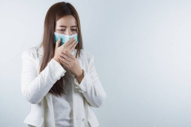 Coronavirus ve PM 2.5 'u korumak için maske takan iş kızı ve Coronavirüs' ten grip öksürüyor. Coronavirus ve Hava Kirliliği Öğleden Sonra 2.5 kavramı.