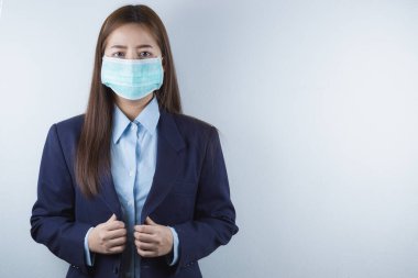 Coronavirus 'a karşı koruma maskesi takan iş kadını, başbakan 2.5 ve soğuk. Coronavirus ve Hava Kirliliği Öğleden Sonra 2.5 kavramı.