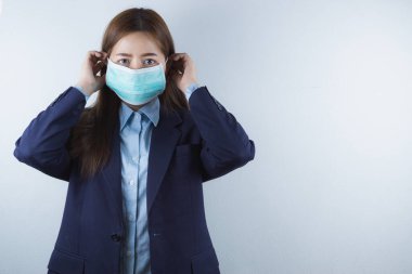 Coronavirus 'a karşı koruma maskesi takan iş kadını, başbakan 2.5 ve soğuk. Coronavirus ve Hava Kirliliği Öğleden Sonra 2.5 kavramı.