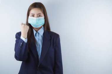 Coronavirus 'u ve PM 2.5' u korumak için maske takan ve onlarla savaşmak için elini gösteren iş kızı. Coronavirus ve Hava Kirliliği Öğleden Sonra 2.5 kavramı.