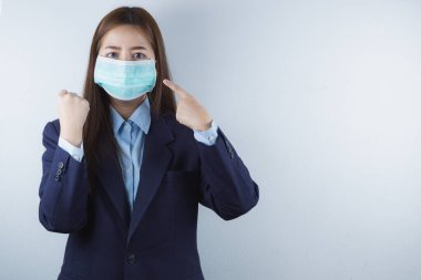 Coronavirus 'a karşı koruma maskesi takan iş kadını, başbakan 2.5 yaşında ve soğuk, ve maskesinde parmak izi var..