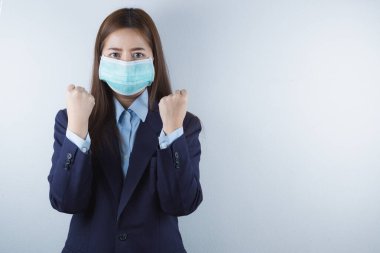 Coronavirus 'u ve PM 2.5' u korumak için maske takan ve onlarla savaşmak için elini gösteren iş kızı. Coronavirus ve Hava Kirliliği Öğleden Sonra 2.5 kavramı.