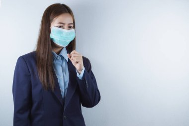 Coronavirus ve PM 2.5 'u korumak için maske takan iş kızı ve Coronavirüs' ten grip öksürüyor. Coronavirus ve Hava Kirliliği Öğleden Sonra 2.5 kavramı.