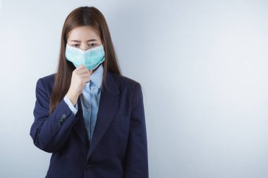 Coronavirus ve PM 2.5 'u korumak için maske takan iş kızı ve Coronavirüs' ten grip öksürüyor. Coronavirus ve Hava Kirliliği Öğleden Sonra 2.5 kavramı.