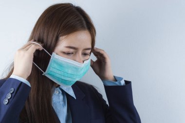 Coronavirus 'a karşı koruma maskesi takan iş kadını, başbakan 2.5 ve soğuk. Coronavirus ve Hava Kirliliği Öğleden Sonra 2.5 kavramı.