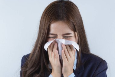 İş kadını Coronavirus ve PM 2.5 'ten doku kağıdına grip öksürüyor. Coronavirus ve Hava Kirliliği Öğleden Sonra 2.5 kavramı.