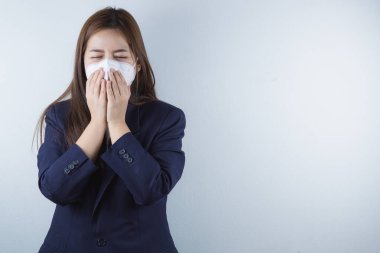 Coronavirus ve PM 2.5 yüzünden öksüren iş kadını. Coronavirus ve Hava Kirliliği Öğleden Sonra 2.5 kavramı.