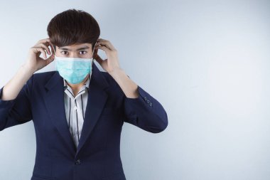 Koronavirüse karşı koruma maskesi takan iş adamı, başbakan 2.5 ve soğuk. Coronavirus ve Hava Kirliliği Öğleden Sonra 2.5 kavramı.