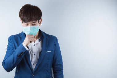 İş adamı Coronavirus ve Öğleden Sonra 2.5 'ten dolayı grip öksürüyor. Coronavirus ve Hava Kirliliği Öğleden Sonra 2.5 kavramı.