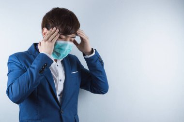 İş adamı Coronavirus ve Öğleden Sonra 2.5 'ten dolayı grip öksürüyor. Coronavirus ve Hava Kirliliği Öğleden Sonra 2.5 kavramı.