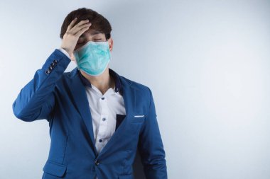 İş adamı Coronavirus ve Öğleden Sonra 2.5 'ten dolayı grip öksürüyor. Coronavirus ve Hava Kirliliği Öğleden Sonra 2.5 kavramı.