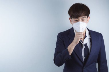 İş adamı Coronavirus ve Öğleden Sonra 2.5 'ten dolayı grip öksürüyor. Coronavirus ve Hava Kirliliği Öğleden Sonra 2.5 kavramı.