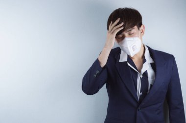 İş adamı Coronavirus ve Öğleden Sonra 2.5 'ten dolayı grip öksürüyor. Coronavirus ve Hava Kirliliği Öğleden Sonra 2.5 kavramı.