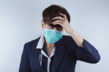 İş adamı Coronavirus ve Öğleden Sonra 2.5 'ten dolayı grip öksürüyor. Coronavirus ve Hava Kirliliği Öğleden Sonra 2.5 kavramı.