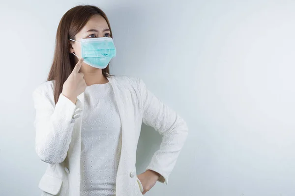 護身用のフェイスマスクを身に着けているビジネス女性は コロナウイルス 午後2時半と寒さに対して そして彼女の指ポイント彼女のマスク — ストック写真