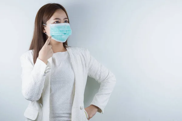 Coronavirus 'a karşı koruma maskesi takan iş kadını, başbakan 2.5 yaşında ve soğuk, ve maskesinde parmak izi var..
