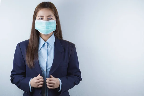 那位戴防护面罩的女商人戴着护肤面罩 防止头孢病毒 Pm2 5和感冒 Coronavirus Air Pollution Concept — 图库照片