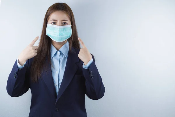 Wanita Bisnis Yang Mengenakan Topeng Wajah Perlindungan Terhadap Coronavirus Dan — Stok Foto