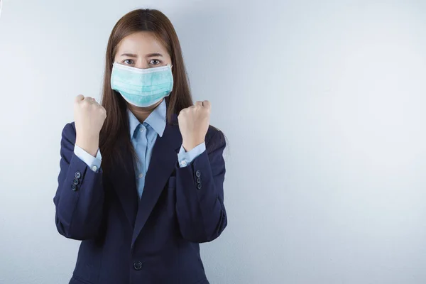 Gadis Bisnis Mengenakan Topeng Untuk Melindungi Coronavirus Dan Dan Menunjukkan — Stok Foto